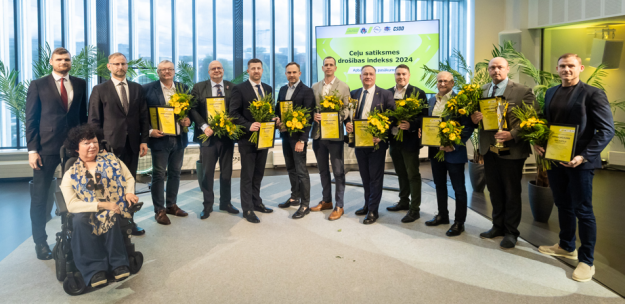 Balvas_pasniegsana Balvas pasniegšana