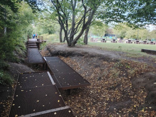 Funkcionāls risinājums gājēju ceļiņiem - ietve virs grāvja no metāla režģa