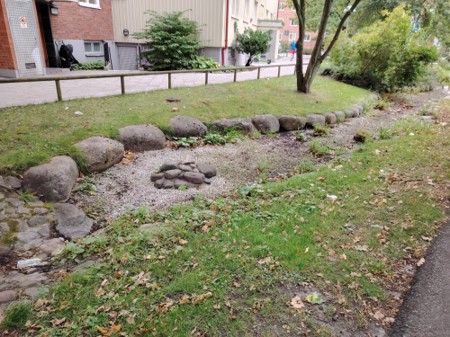 Lietus ūdens savākšanas tekne ar dekoratīvu noformējumu