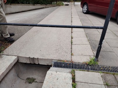 Lielāki kanāli ielas malā ūdens uztveršanai