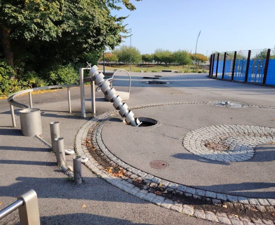 Izglītojošs rotaļu laukums ar ūdens elementiem