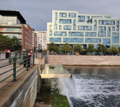 Pilsētvide ar pieeju ūdenim - strūklaka