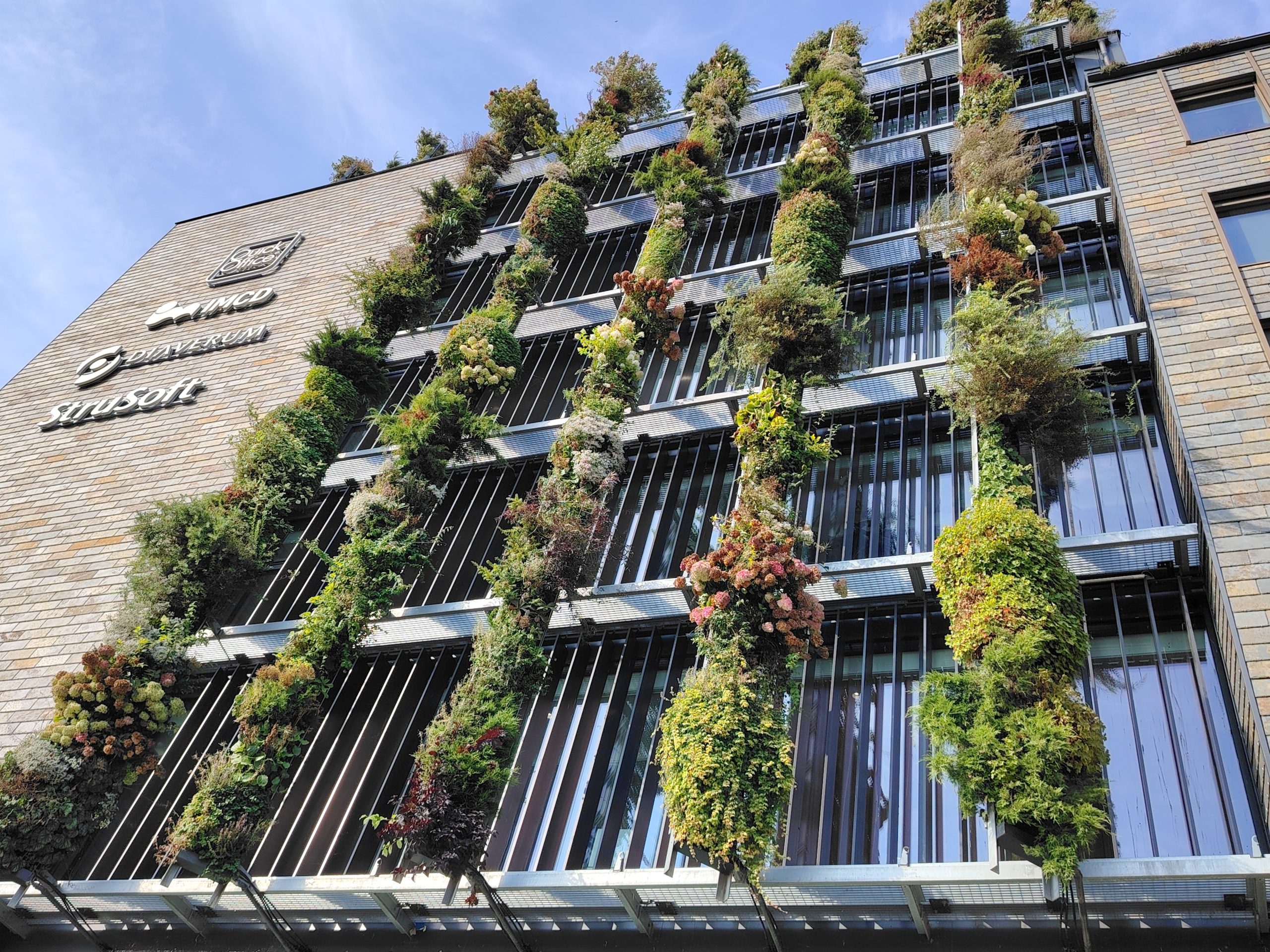 Vertikālās zaļās sienas ar integrētiem augu konteineriem