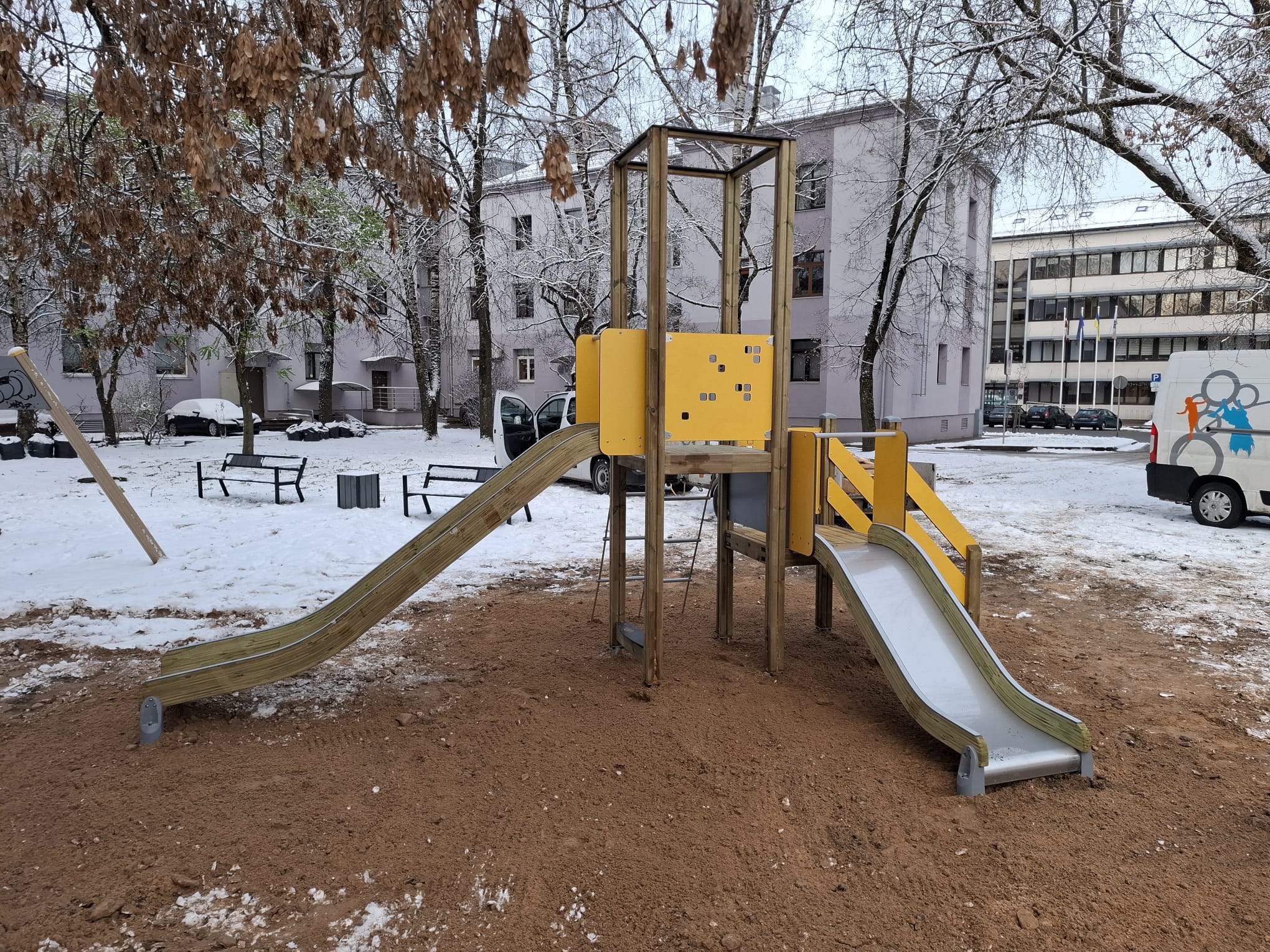 Rotaļu laukumā Lielajā ielā uzstādīts jauns rotaļu komplekss