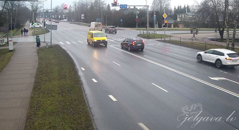 Izmaiņas luksoforu darbībā Jelgavā; lielākajā daļā krustojumu tie strādā pilnā režīmā arī nakts stundās