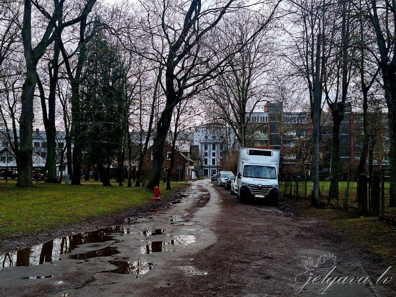 Īslaicīgi nevar novietot transportlīdzekļus Jāņa ielas posmā no Mātera līdz Pasta ielai