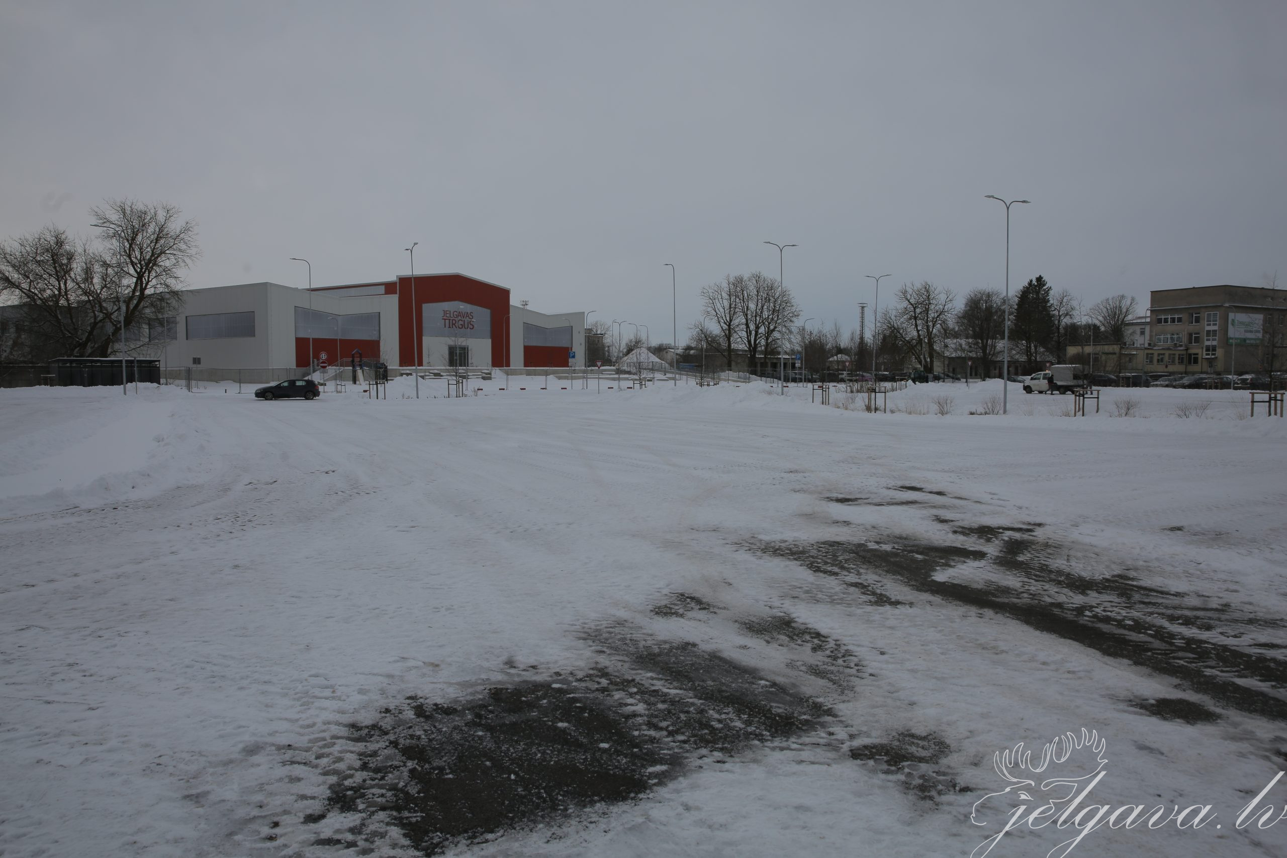 Autovadītāji var izmantot stāvlaukumu pie jaunā tirgus