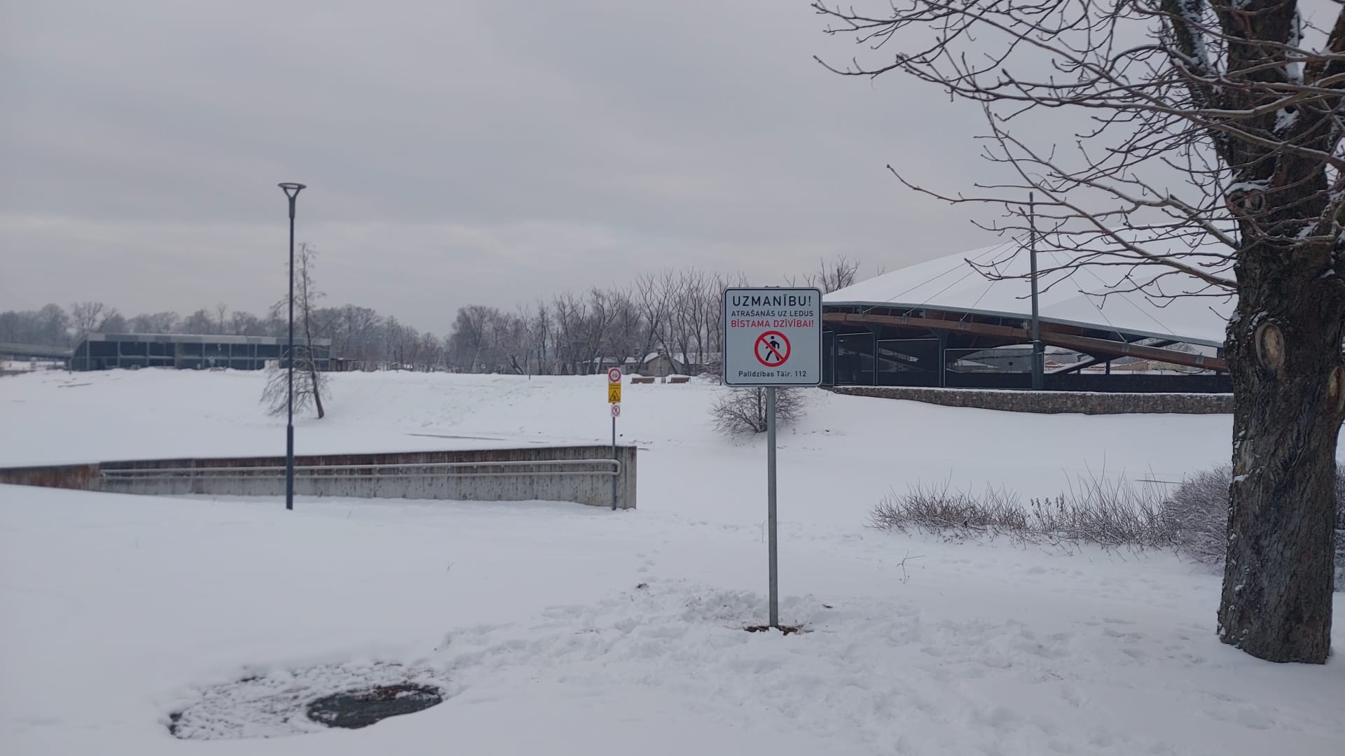 Atrasties uz ūdenstilpju ledus Jelgavā ir aizliegts; pie ūdenstilpēm uzstādītas brīdinājuma zīmes