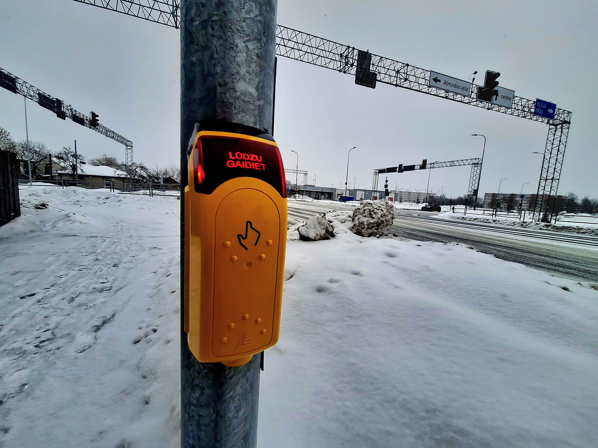 Dobeles šosejas un Atmodas ielas krustojumā luksofors darbojas sensoru režīmā