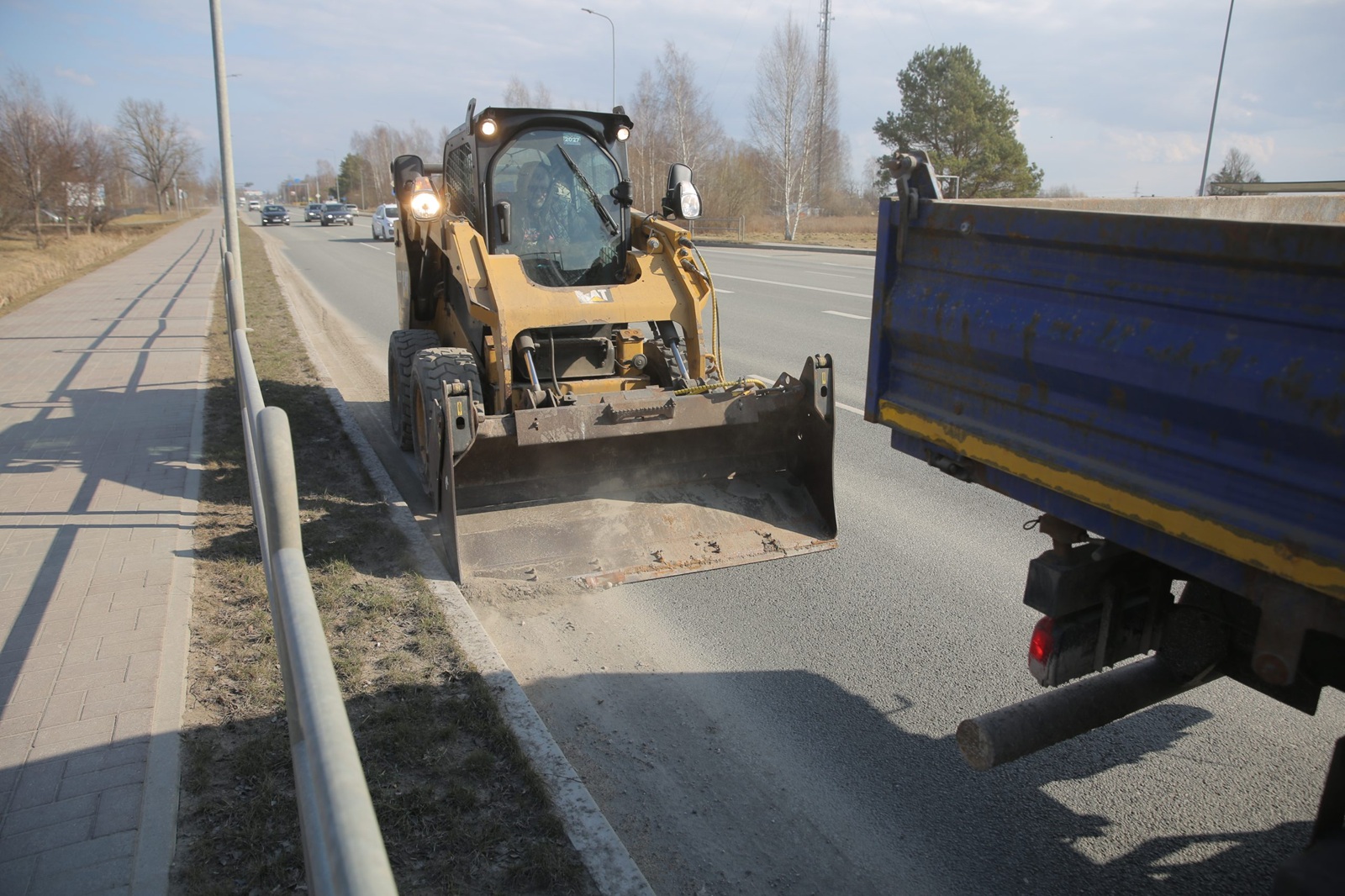 Pirmreizējā ielu tīrīšana Lielajā ielā. Foto: Jelgava.lv