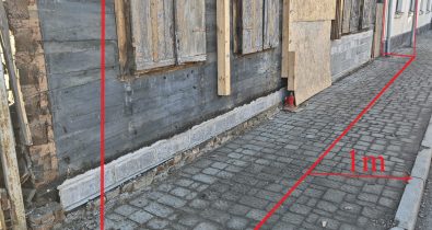 Matera_iela Ietve gar ēku ar iezīmētu 1 metru platu gājēju joslu.