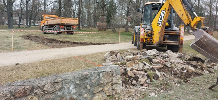 Pārbūvē gājēju celiņu Alunāna parkā