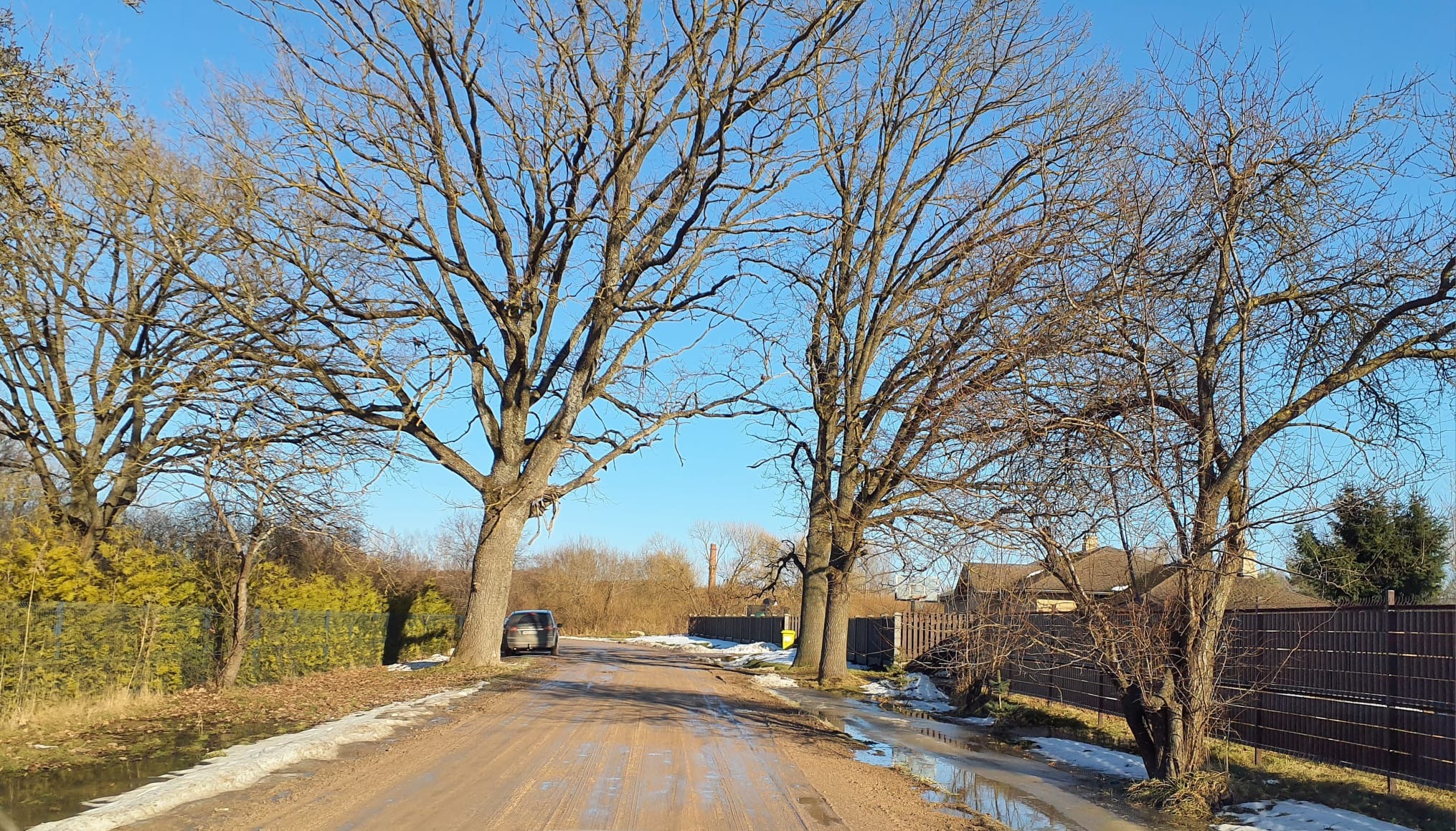 Ceļš ar aizsalušu grāvi