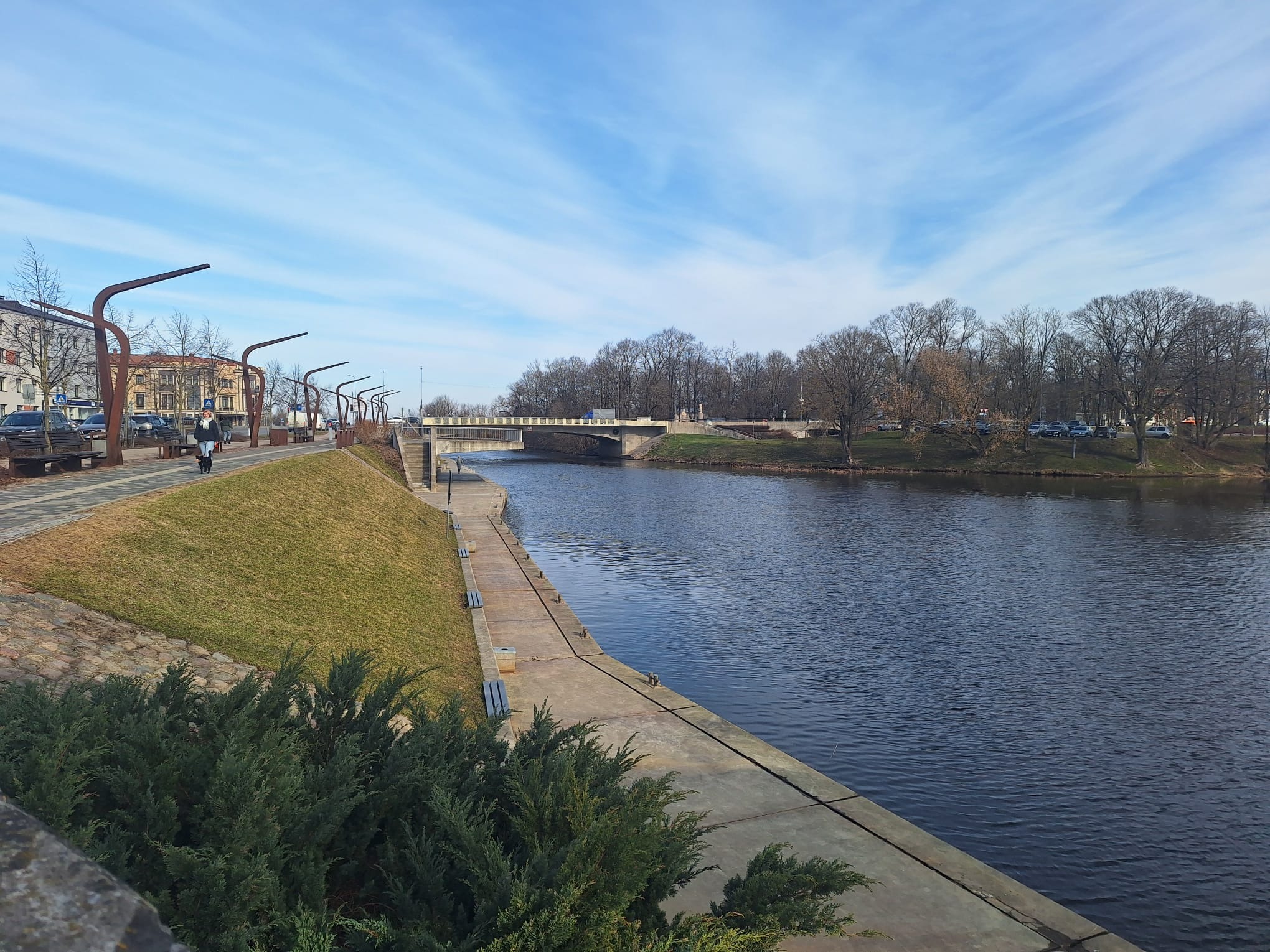 Pastaigām atvērta Jāņa Čakstes bulvāra lejas promenāde