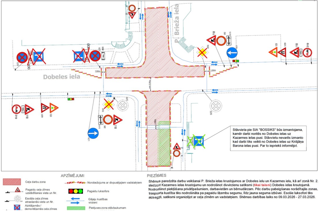 Satiksmes organizācijas shēma Dobeles ielas, P. Brieža ielas un Kazarmes ielas krustojumā ceļa darbu laikā. Shēmā redzamas norobežotas darbu zonas, pagaidu luksofori, uzstādītās pagaidu ceļa zīmes un transporta kustības virzieni. Dobeles ielā satiksme tiek organizēta ar divvirzienu kustību ar pagaidu luksoforiem. P. Brieža ielas krustojumā ar Dobeles ielu paredzēta darbu zona un satiksmes ierobežojumi. Kazarmes ielas krustojumā satiksme nodrošināta tikai taisni virzienā uz Dobeles ielu. Norādītas arī gājēju kustības trajektorijas un piekļuves zonas stāvlaukumiem.