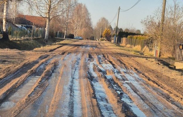 upes_iela Dubļaina grants iela ar dziļām risēm un peļķēm dzīvojamā rajonā.