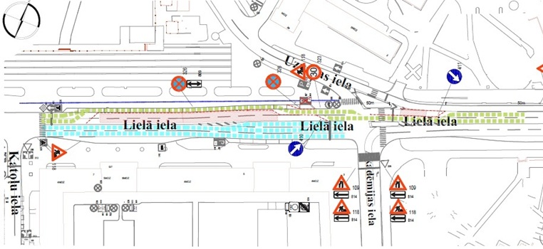 Satiksmes organizācijas shēma ar izmaiņām Lielajā ielā – izveidotas joslu sašaurināšanas un novirzes, pagaidu gājēju un transporta kustības zonas, kā arī ceļa zīmes (ātruma ierobežojums 30 km/h, brīdinājuma zīmes par ceļa darbiem, apbraukšanas norādes un aizlieguma zīmes)