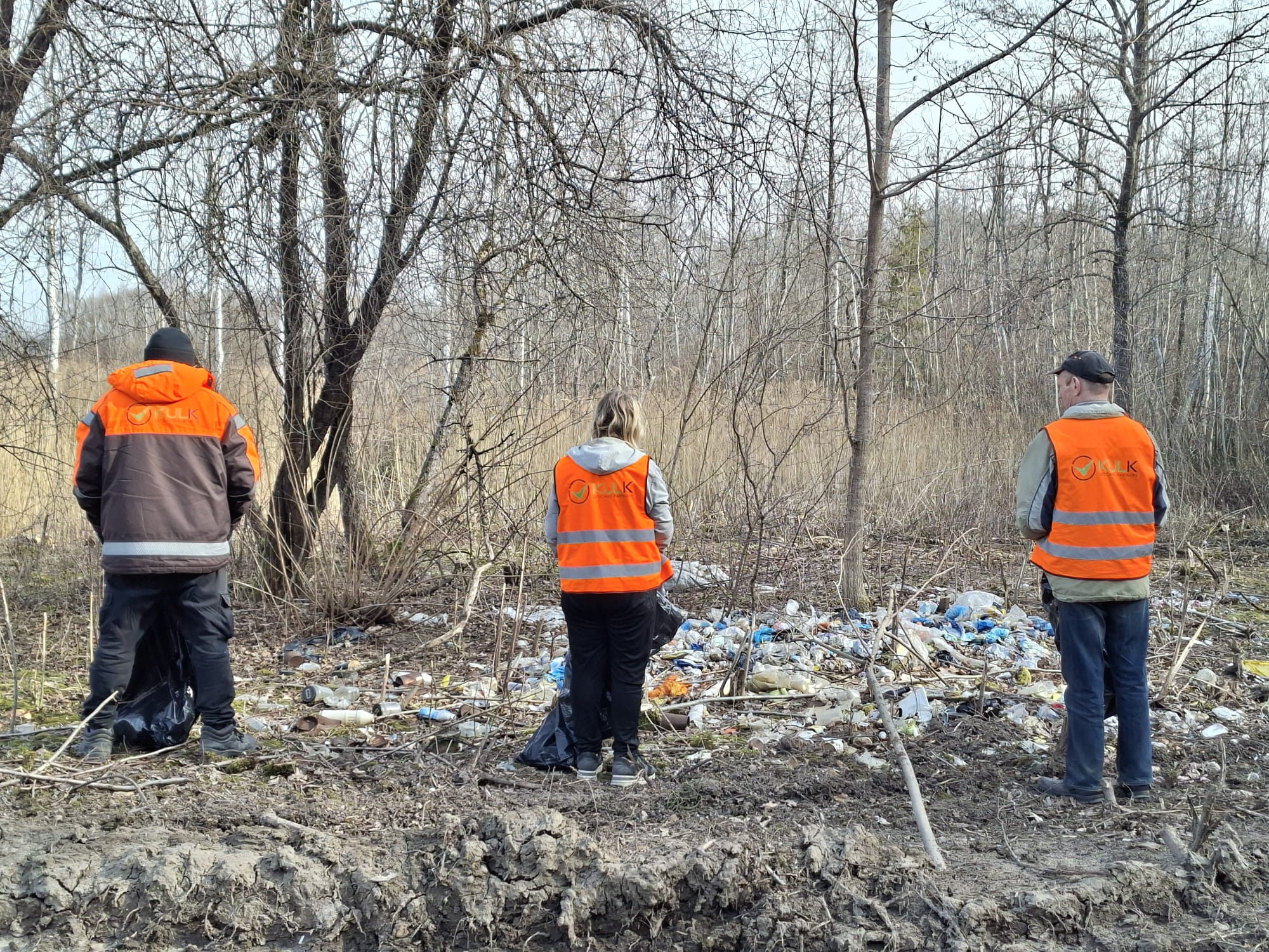Pavasara uzkopšanas laikā no zaļajām zonām izved tonnām atkritumu