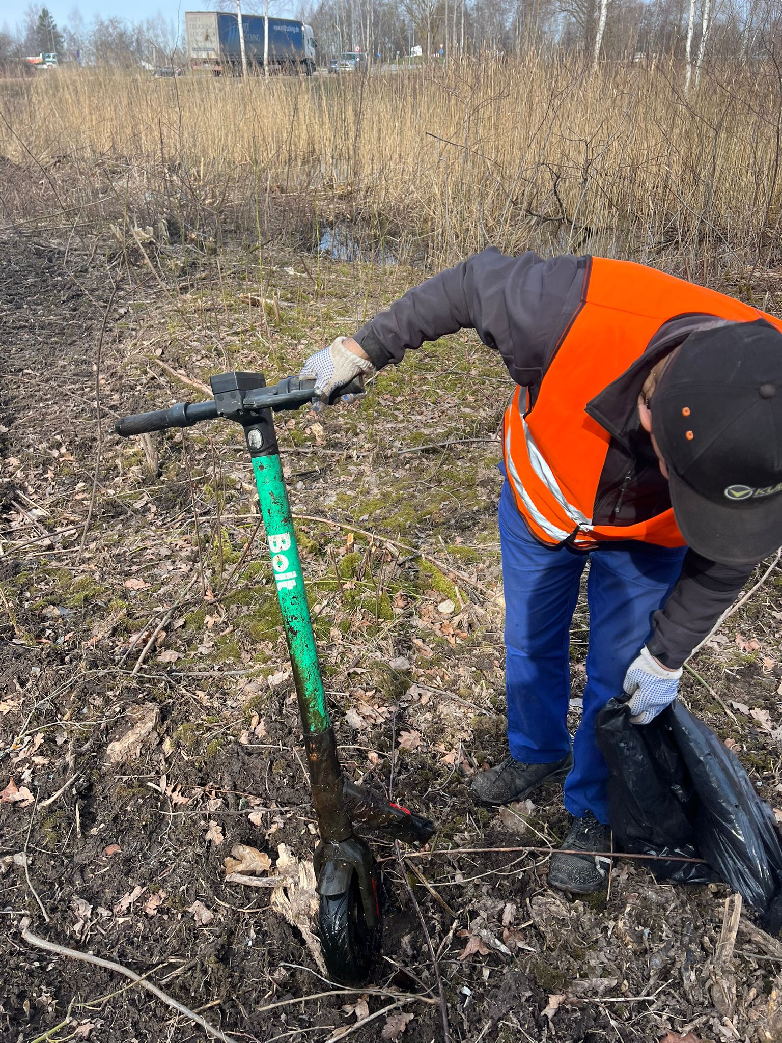 Atkritumu savākšanas talkā atrasts izmests zaļš skrejritenis