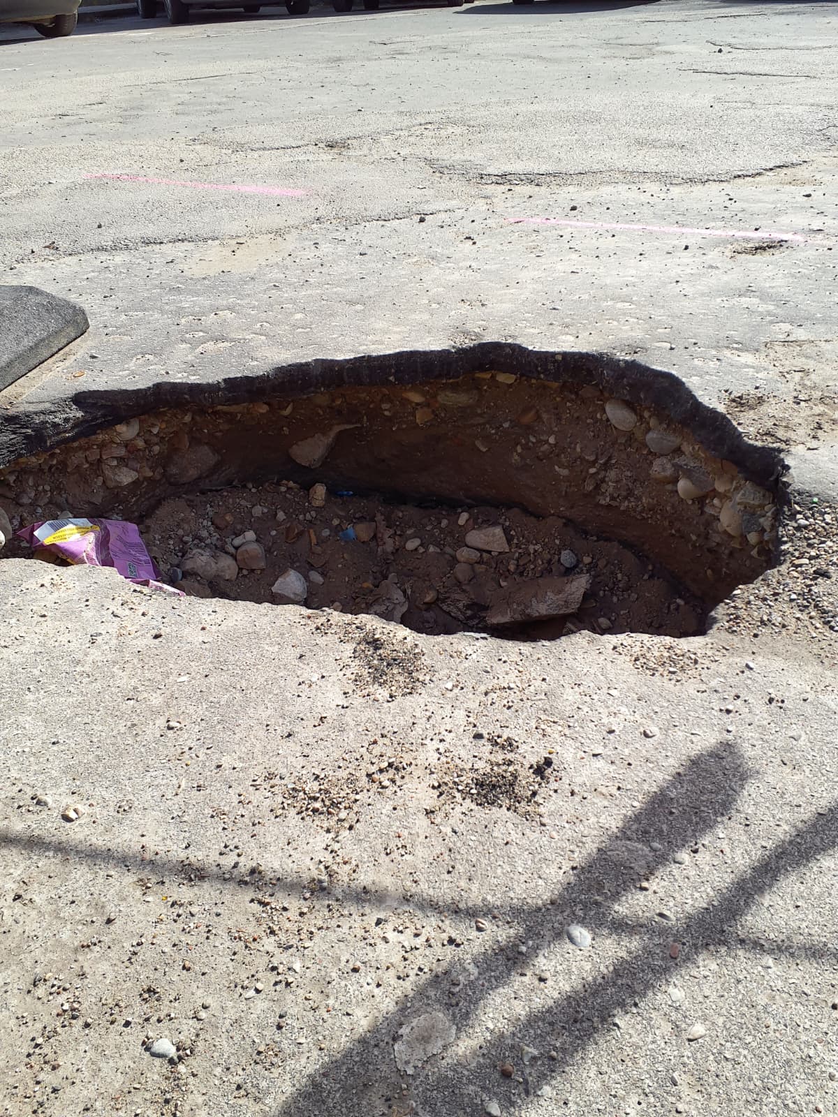 Dziļš iegruvums nolietotā asfaltā Uzvaras ielā.