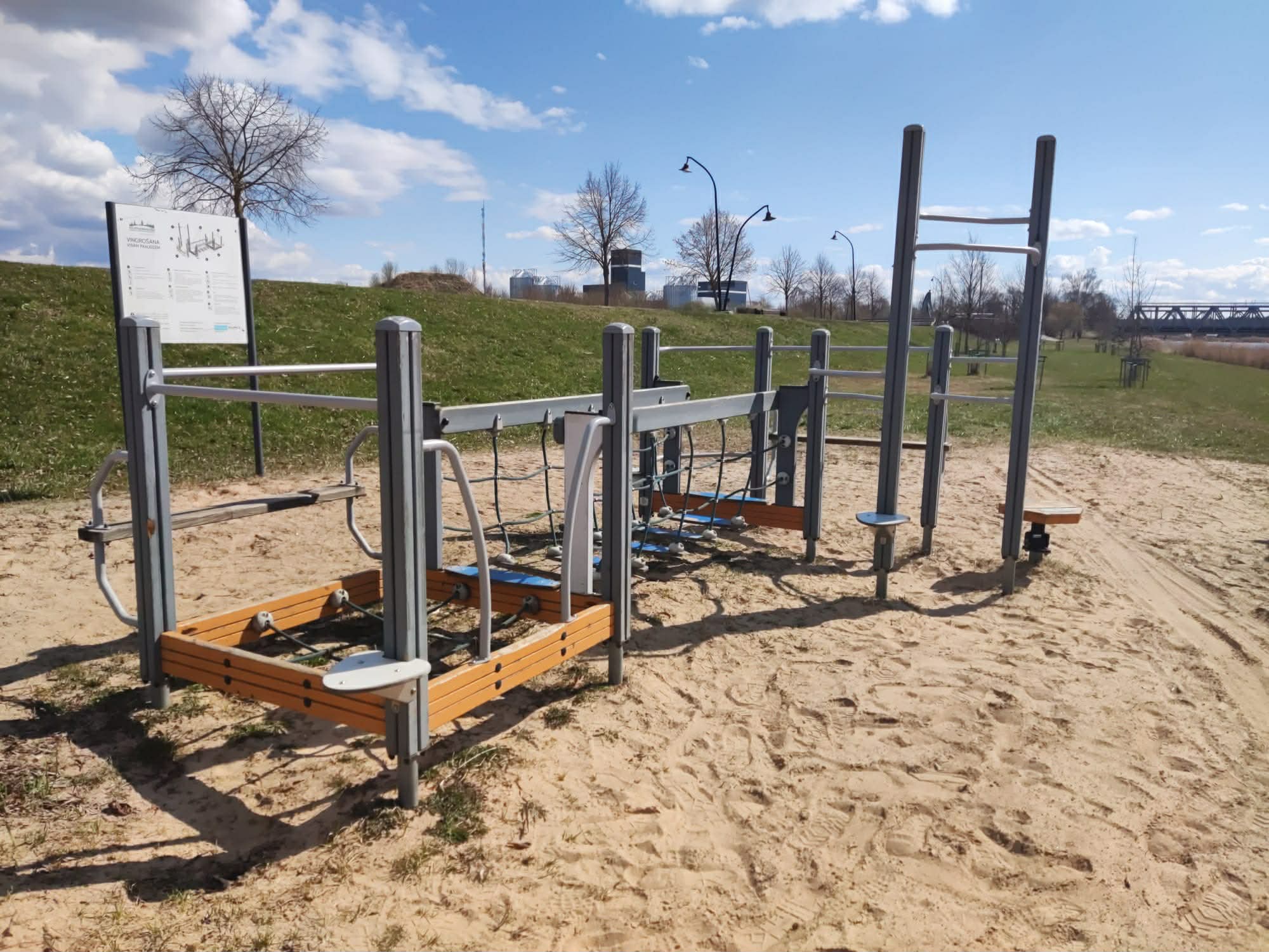 Lielupes pludmalē atpakaļ uzstādītas pārģērbšanās kabīnes un rotaļu iekārtas