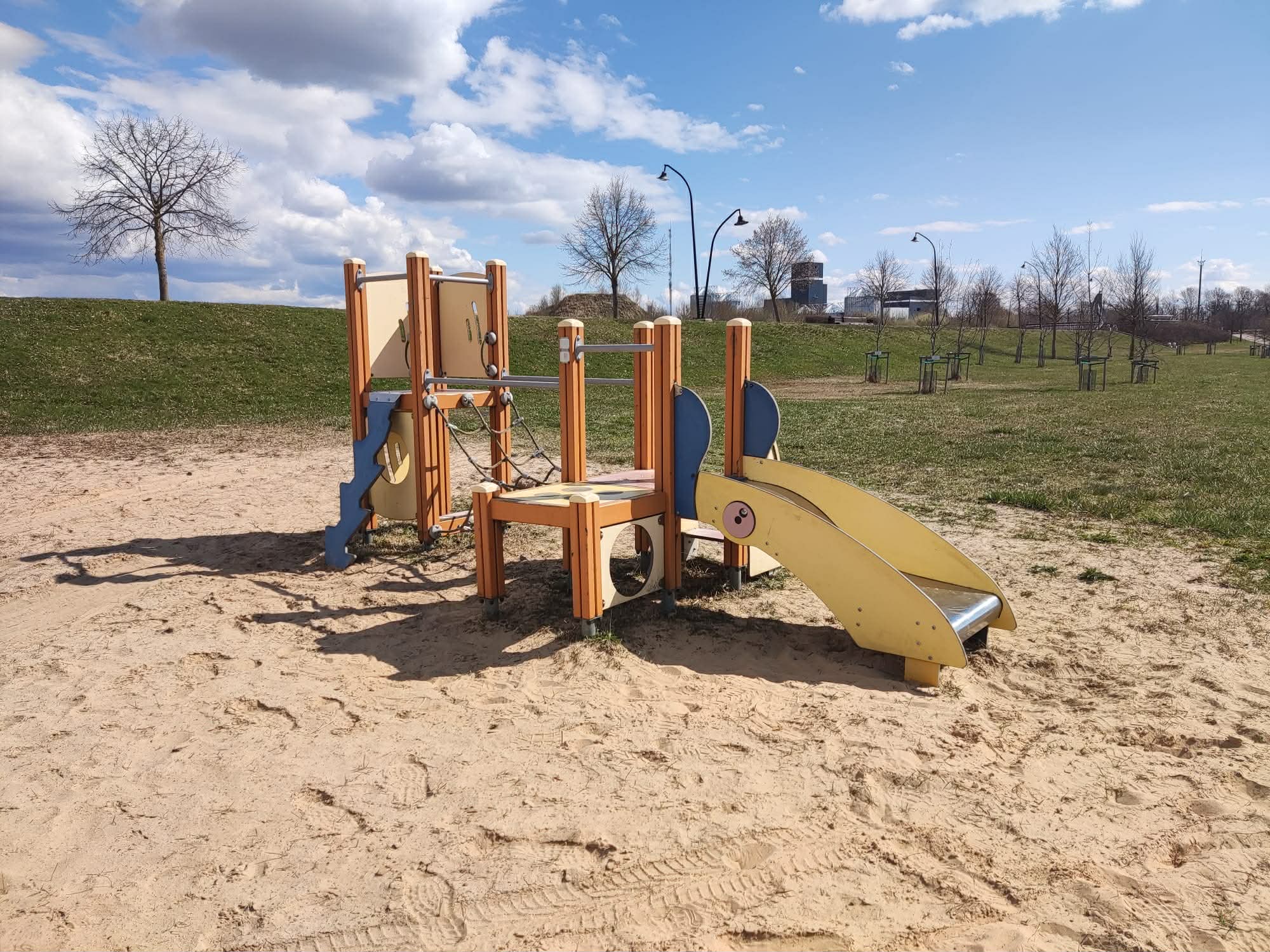 Bērnu rotaļu iekārtas Lielupes pludmalē