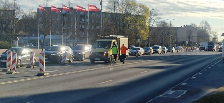 Lielajā ielā veic aku vāku nomaiņu; jārēķinās ar apgrūtinātu satiksmi