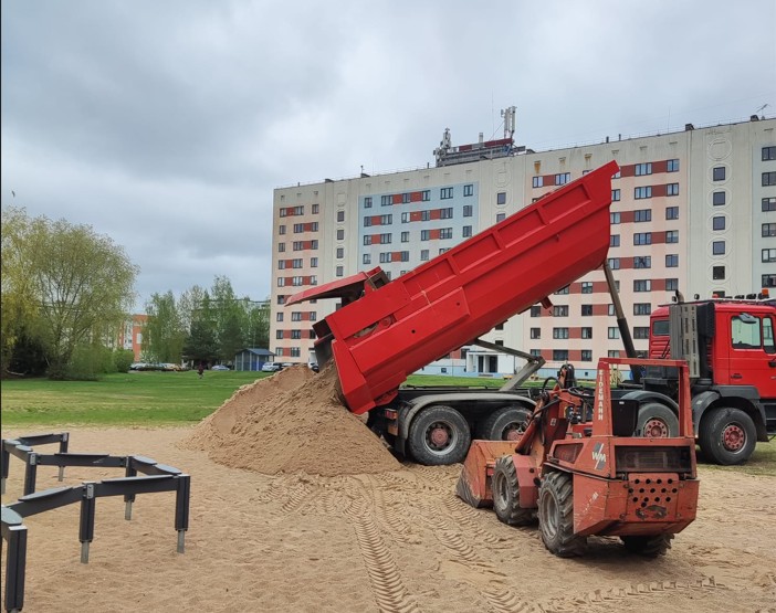 Sākta smilšu seguma papildināšana pilsētas rotaļu laukumos
