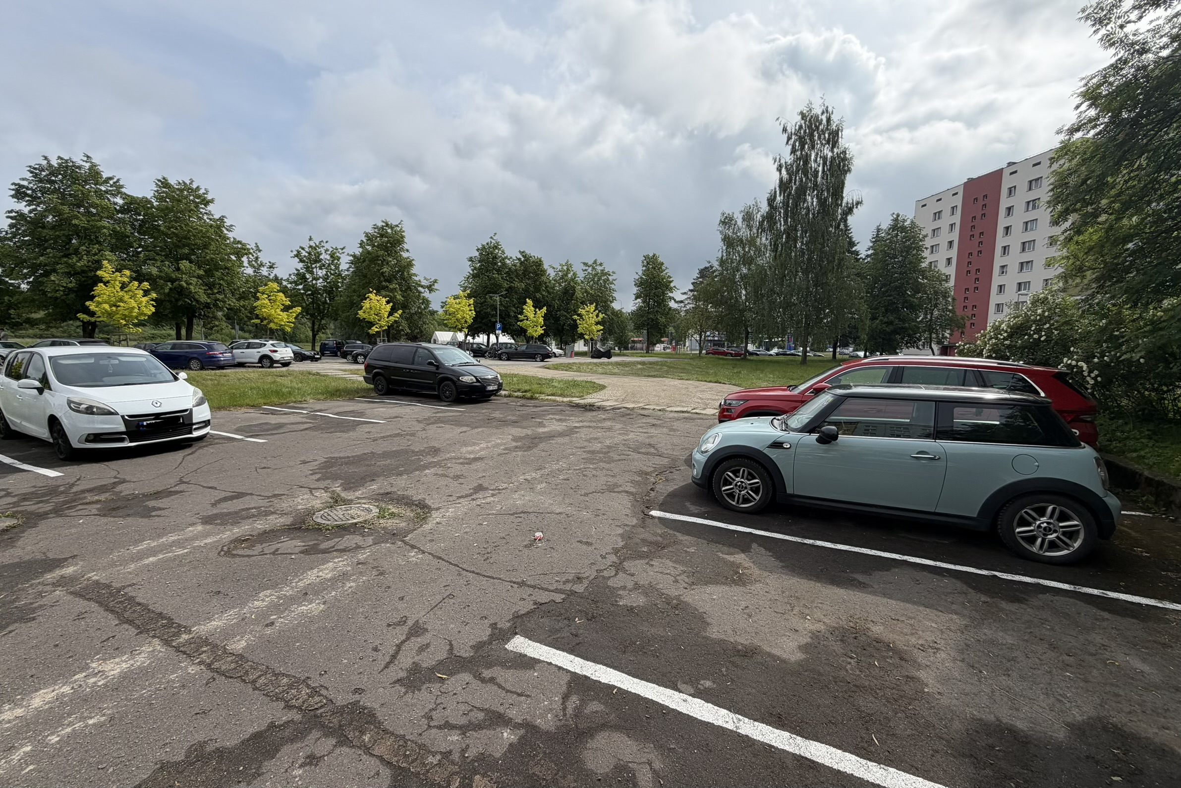 Pašvaldība Loka maģistrālē izveidojusi 20 jaunas autostāvvietas