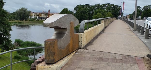 Lielupes tilts Tēlnieka Gļeba Panteļejeva 2001. gadā radītais skulpturālais vides elements “Zemgales piktogrammas” uz Lielupes tilta