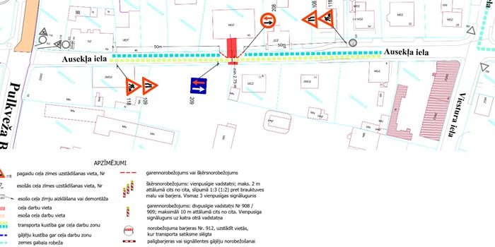 Satiksmes organizācijas shēma Ausekļa ielā. Ceļa darbu zona brauktuves vidū, satiksme novirzīta pa joslām. Uzstādītas pagaidu brīdinājuma, apbraukšanas un priekšrocības ceļa zīmes.