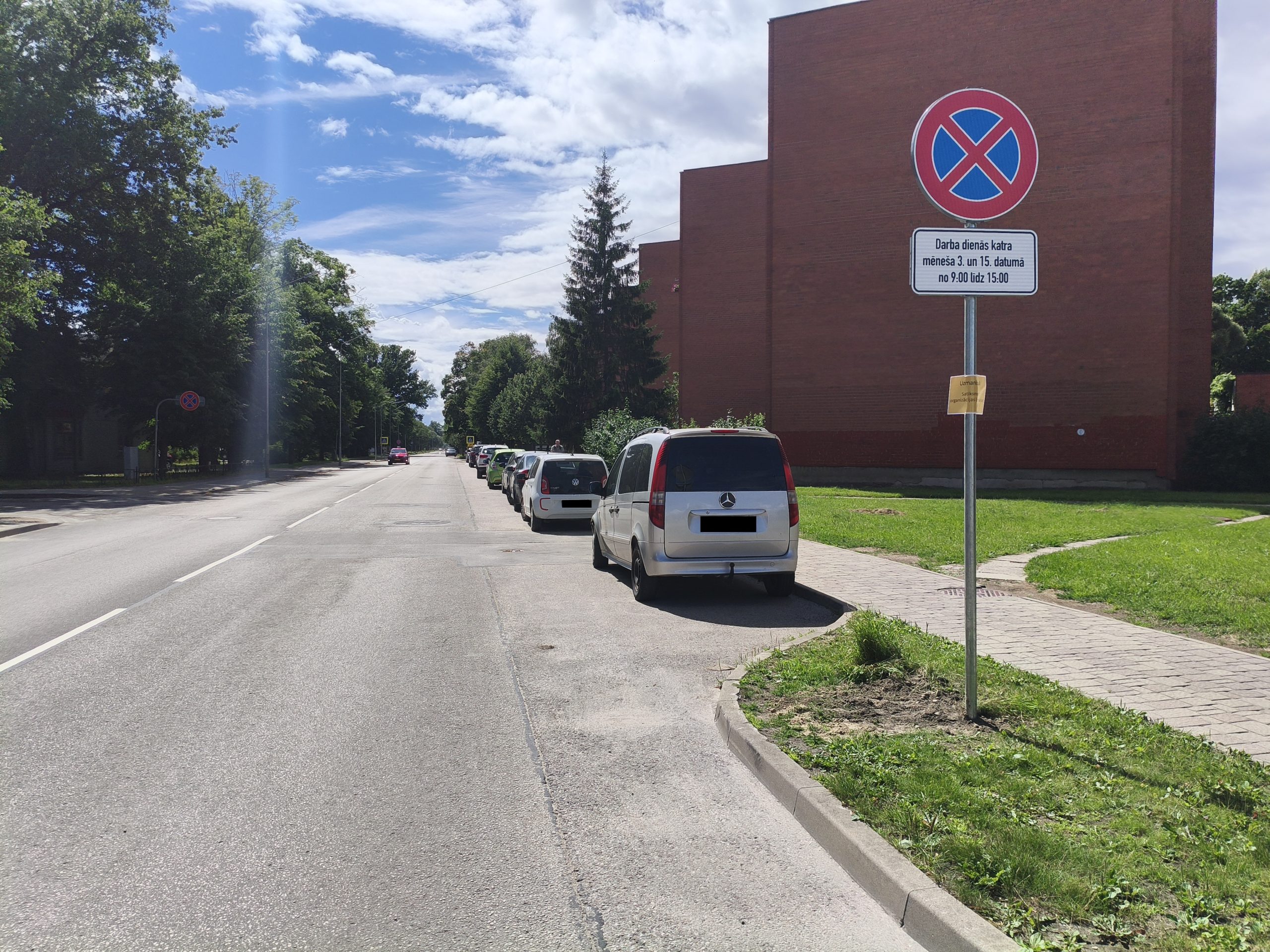 Dambja ielā posmā no Dambja ielas 2 līdz Egas ielai paralēlajās stāvvietās noteikts apstāšanās aizliegums darba dienās katra mēneša 3. un 15. datumā no plkst. 9.00 līdz 15.00, lai nodrošinātu ielas uzkopšanas darbus.