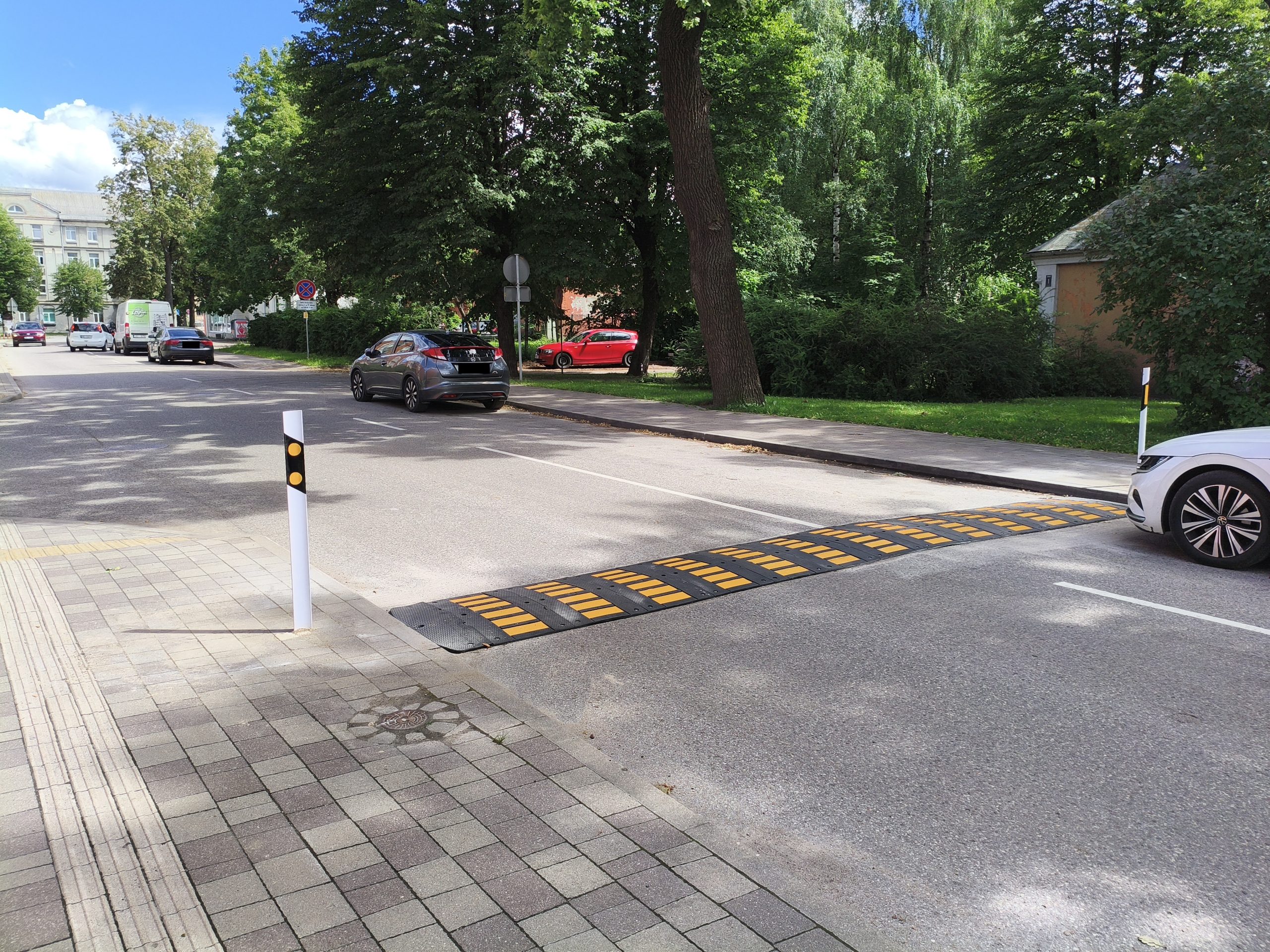 Jāņa ielas posmā no Pasta ielas līdz Zemgales prospektam uzstādīti divi saliekamie ātrumvaļņi un noteikts maksimālais atļautais braukšanas ātrums 20 km/h.