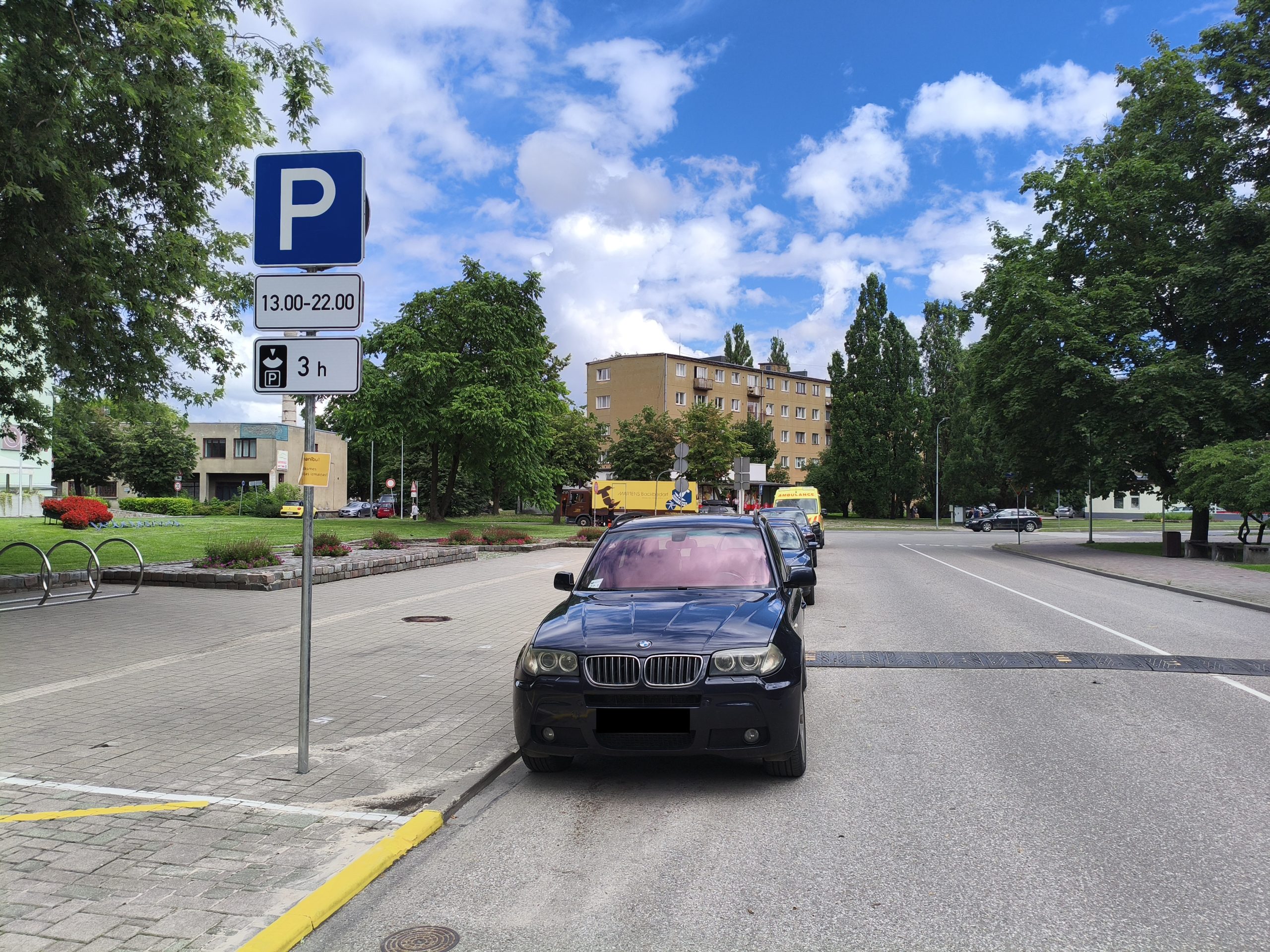 Krišjāņa Barona ielā posmā no Pasta ielas līdz Uzvaras ielai no plkst. 13.00 līdz 22.00 transportlīdzekļu stāvēšana atļauta līdz trim stundām, bet pārējā laikā – bez ierobežojuma. Pie Pasta ielas krustojuma paplašināta stāvēšanas aizlieguma zona, lai uzlabotu gājēju pārejas pārskatāmību.
