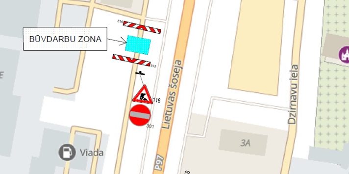 Satiksmes organizācijas shēma būvdarbiem Lietuvas šosejā pie pieslēguma uz Viada. Apzīmēta būvdarbu zona, uzstādītas ceļa zīmes Nr. 118 “Citi bīstami apstākļi”, Nr. 301 “Iebraukt aizliegts” un norobežojošās barjeras.