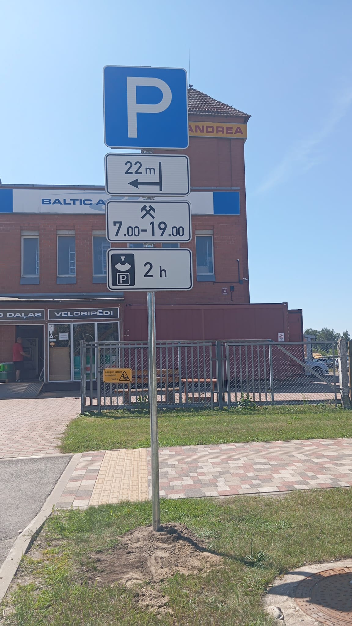 Stāvlaukuma daļā pie Paula Lejiņa ielas 4 darba dienās no plkst. 7.00 līdz 19.00 transportlīdzekļu stāvēšana atļauta līdz divām stundām, bet pārējā laikā – bez ierobežojuma.