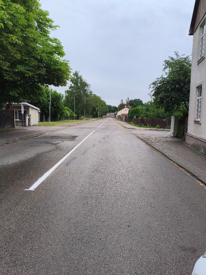 Pētera iela ar dzīvojamām mājām, kokiem un ietvēm abās pusēs.