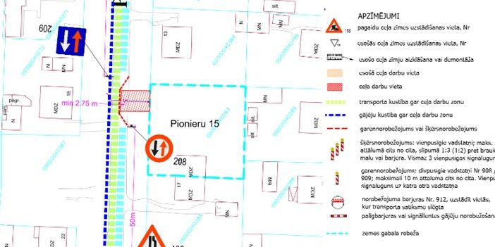 Satiksmes organizācijas shēma Pionieru ielā ar pagaidu ceļa zīmēm. Attēlotas ceļa darbu, sašaurinājuma, priekšrocības pretimbraucošajiem un citu darbu zonas, gājēju maršruts un darba vieta.