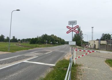 Prohorova Neretas Prohorova iela pie Neretas ielas dzelzceļa pārbrauktuves. Redzams STOP un dzelzceļa pārbrauktuves apzīmējums, gājēju barjeras, ceļš, sliedes un ietve.