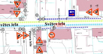 Svētes iela_small Satiksmes organizācijas shēma Svētes ielas un Pētera ielas krustojumā: uzstādītas pagaidu ceļa zīmes, norādītas gājēju un transporta kustības, darbu zona un piekļuve objektiem.