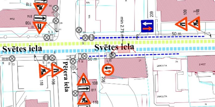 Satiksmes organizācijas shēma Svētes ielas un Pētera ielas krustojumā: uzstādītas pagaidu ceļa zīmes, norādītas gājēju un transporta kustības, darbu zona un piekļuve objektiem.