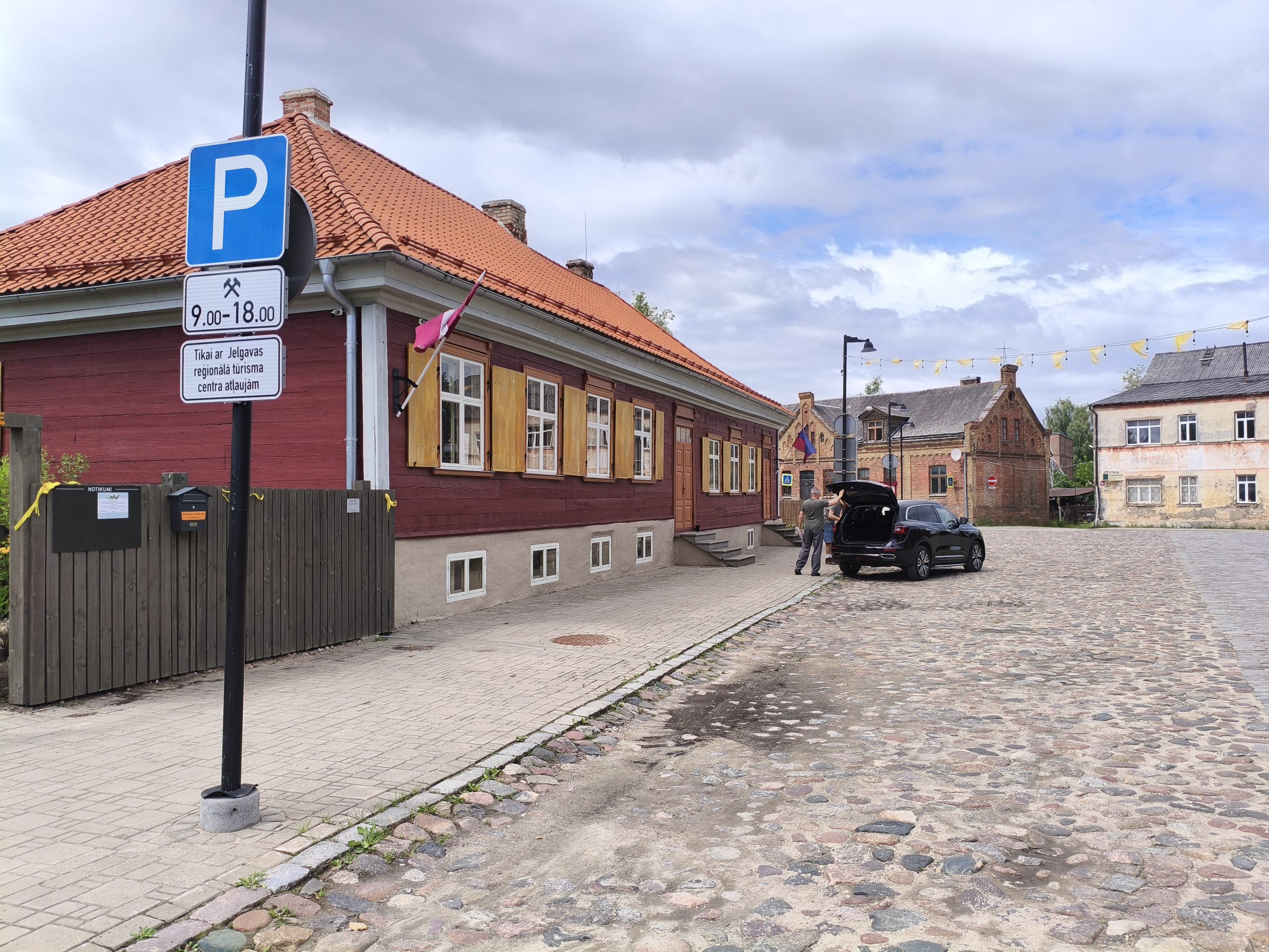 Vecpilsētas ielā pie ēkas Vecpilsētas ielā 2 četrās stāvvietās darba dienās no plkst. 9.00 līdz 18.00 transportlīdzekļus atļauts novietot tikai ar Jelgavas reģionālā tūrisma centra atļaujām. Pārējā laikā stāvvietas pieejamas bez ierobežojuma.