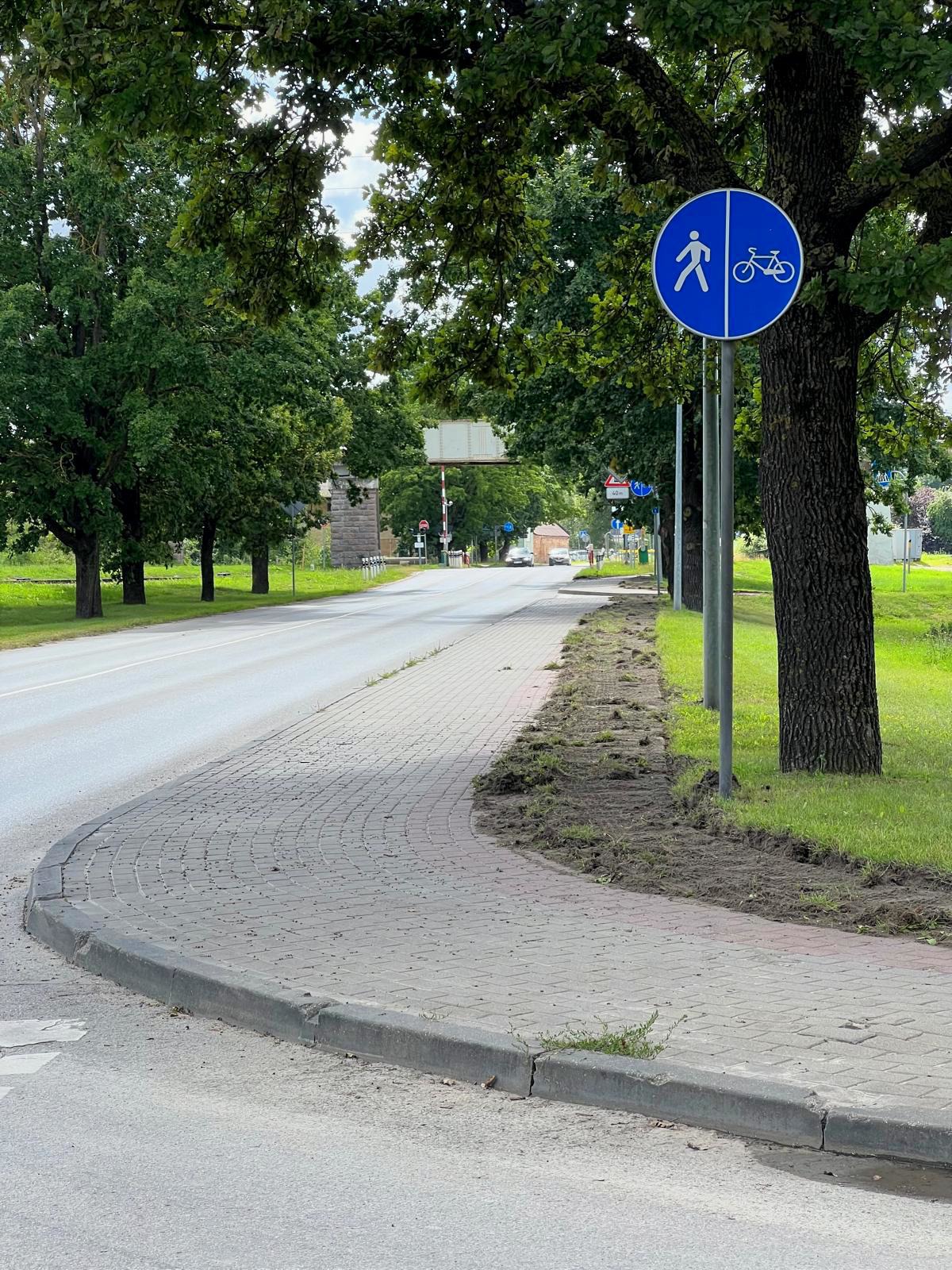 Jelgavā sakopj ietvju malas, noņemot vairāku gadu laikā uzkrājušos apaugumu