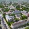 Jelgavas pilsētas skats no drona, redzamas daudzstāvu mājas un zaļums.