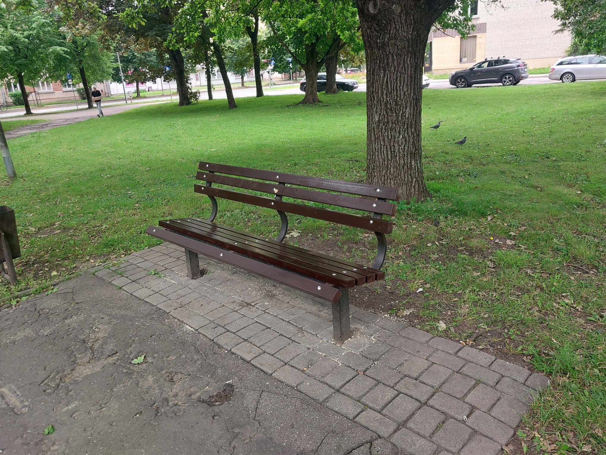 Autoostas skvērā atjaunoti soliņi