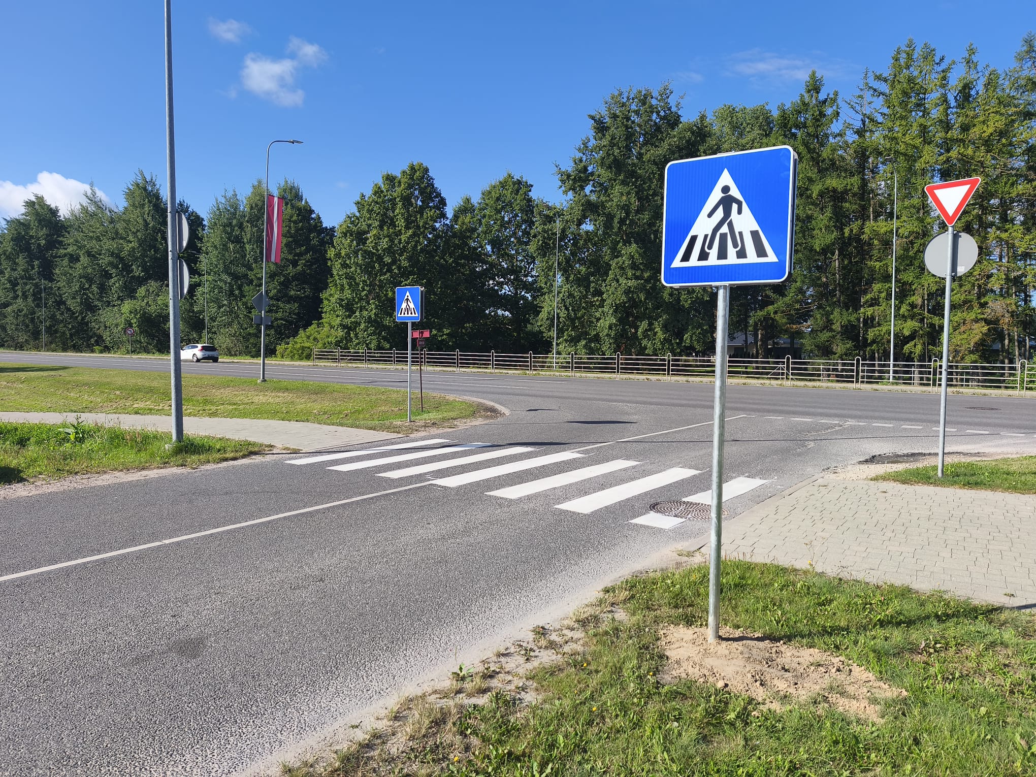 Gājēju pāreja pāri Asteru ielai pie Atmodas ielas krustojuma