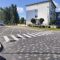 Jauna gājēju pāreja izveidotas Pulkveža Oskara Kalpaka ielas 34 stāvlaukumā pie Jelgavas 4. sākumskolas (no 1. septembra Jelgavas sākumskola)