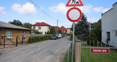 iecavas-iela-scaled Saules iela ar grants segumu un māju rindām; priekšplānā ceļa zīmes „Ceļa darbi” un „Braukt aizliegts”.
