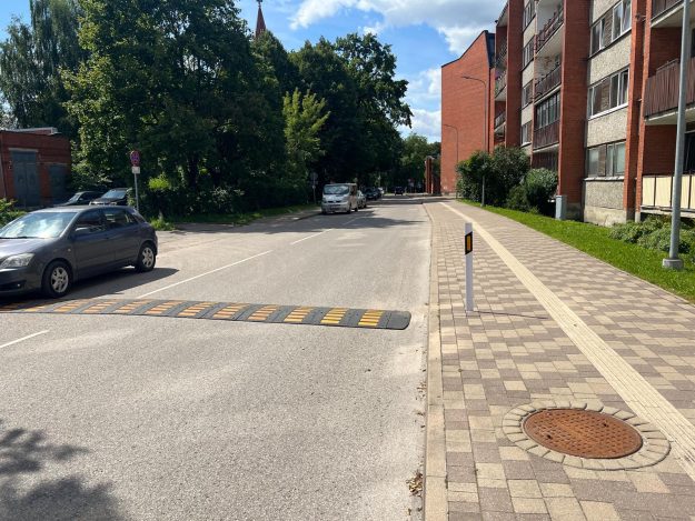jana-iela Jāņa iela ar diviem "gulošajiem policistiem"