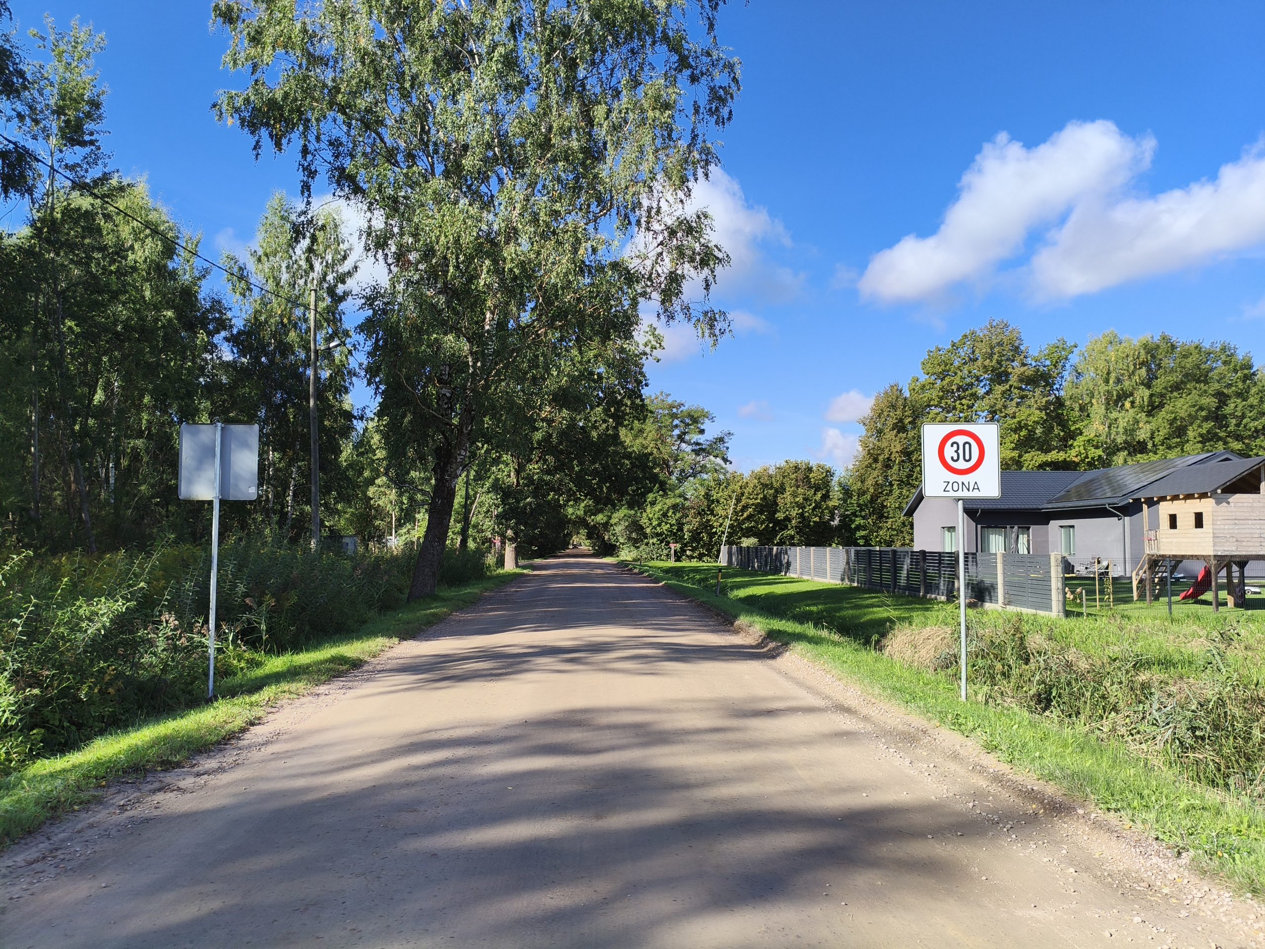 Klijēnu ceļš ar ātruma ierobežojumu 30 km/st zonā, lai uzturētu ceļa stāvokli un nodrošinātu drošību.